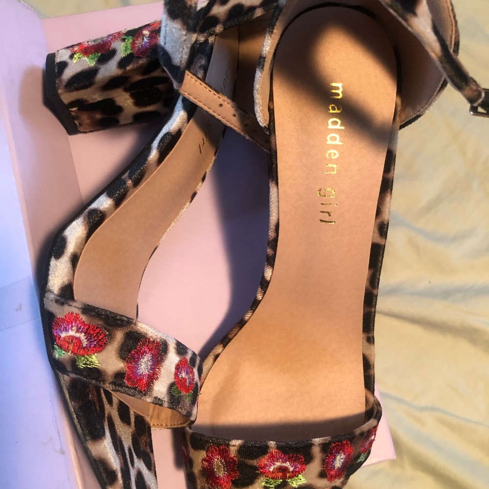 Womens embroidered sandals, size 10.